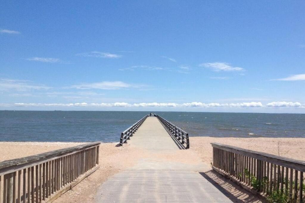 Beachy Bay Breeze Bungalow 2Br With Parking And Close To Many Amenities. West Haven Exterior photo