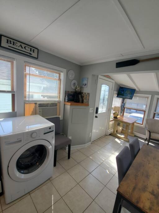 Beachy Bay Breeze Bungalow 2Br With Parking And Close To Many Amenities. West Haven Exterior photo