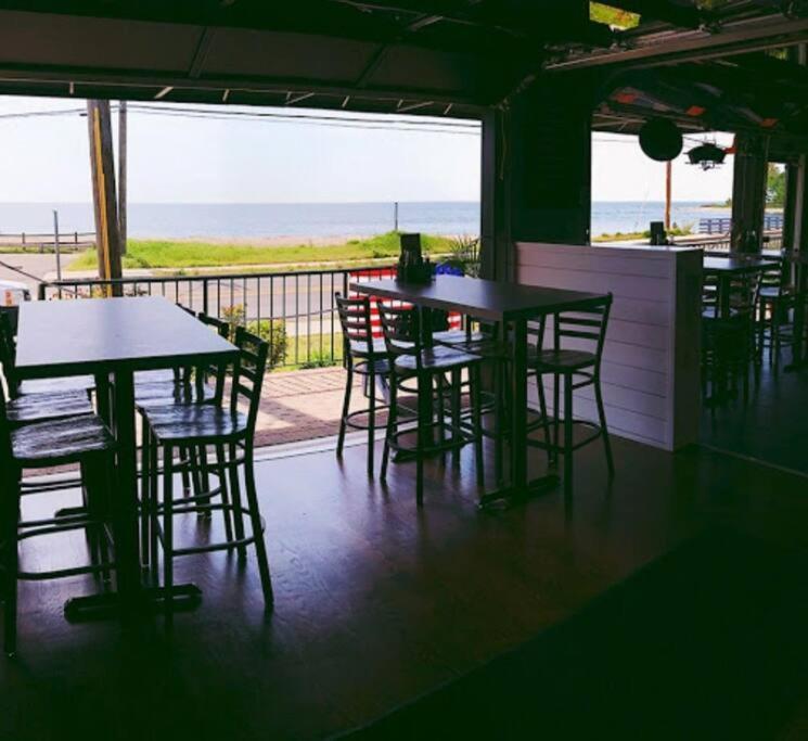 Beachy Bay Breeze Bungalow 2Br With Parking And Close To Many Amenities. West Haven Exterior photo